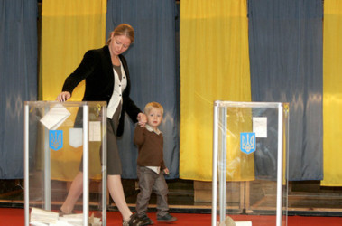 12 июля 2012, 17:17 Переглядів:   Веб-камери на виборчих дільницях обійдуться Україні в 1 млрд грн