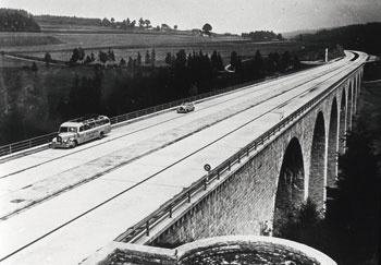 Проїзд по названим трасах в той час був платним: вартість проїзду становила 5 пфенігів за один кілометр для легкового автомобіля і 10 пфенігів - для вантажівки