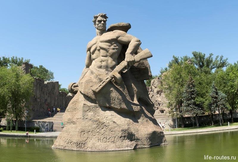 У центрі площі водойму і скульптура повсталого з каменю солдата-воїна, готового захищати свою Батьківщину ціною власного життя