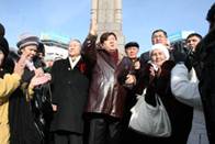 В цей час біля монумента для покладання квітів зібралися письменник Мухтар Шаханов, головний редактор газети «Жас Алаш» Рисбек Сарсенбаєв і лідер Комуністичної партії Казахстану Серікболсин Абдільдін