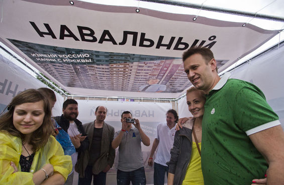 У шести точках в центрі міста розгорнули агітаційні куби - нове слово в справі вуличних акцій: на каркас з металевих брусів з чотирьох сторін натягують плакати на підтримку Навального, щоб видно було звідусіль