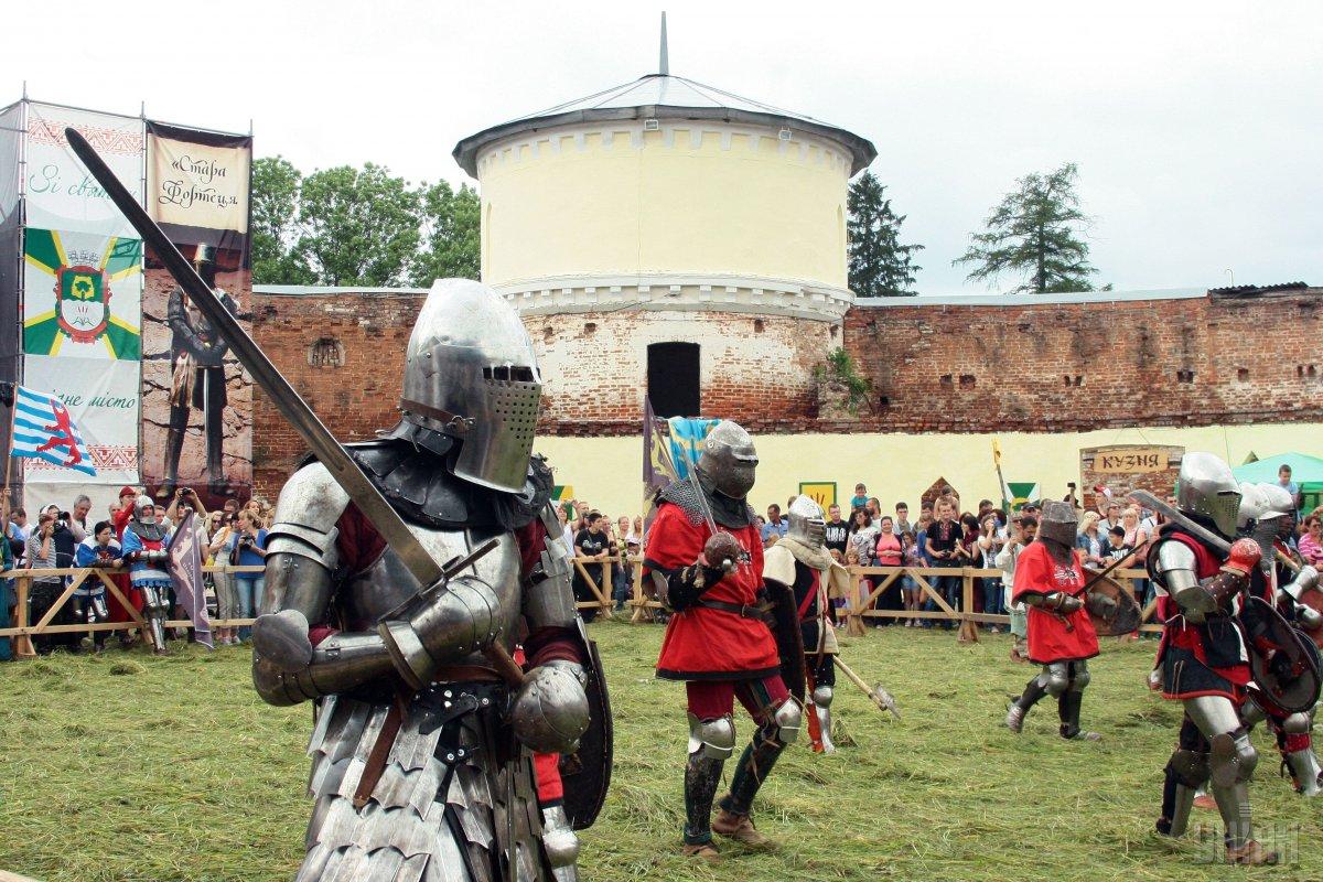Очікується, що у фестивалі візьмуть участь майже 200 бійців лицарських поєдинків, а відвідають його близько 5 тисяч гостей