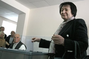 28 листопада 2011, 2:35 Переглядів:   Джиоєва лідирує на виборах в ЮО, фото AP