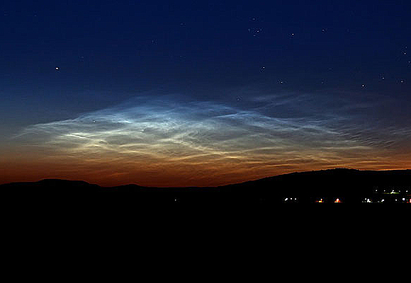сріблясті хмари   Сріблясті хмари (також відомі як мезосферние хмари або нічні світяться хмари) - рідкісне атмосферне явище