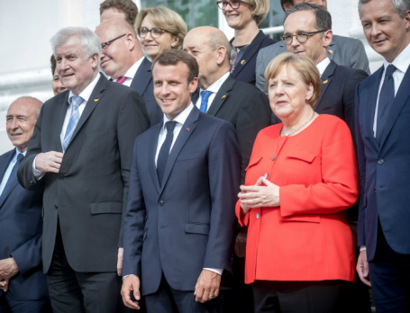 На думку канцлера Німеччини, «європейський проект світу», народжений після 1945 року, сьогодні піддається загрозам націоналізму і популізму   Президент Франції Еммануель Макрон і канцлер ФРН Ангела Меркель