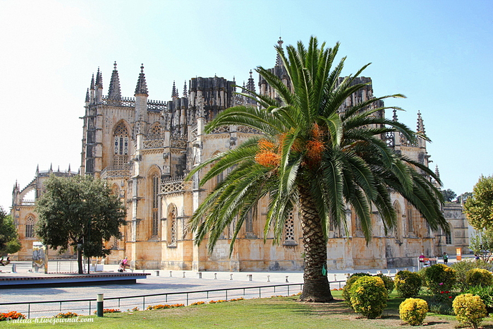У стінах розміщуються могили інших королів Португалії, в тому числі принца Генріха Мореплавця і Дуарте I