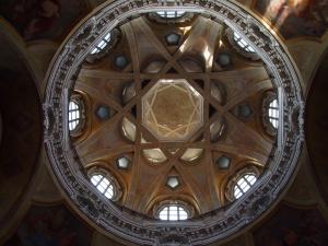 На підлозі храму йому відповідає восьмиконечная зірка, що повторює мотив восьмикутника, який домінує у структурі купола, - чудесного втілення технічної майстерності і математичних знань Гваріні