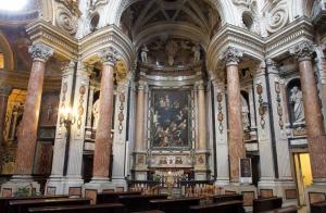 Капелу фланкируют скульптури святого Франциска Ксаверія (1506-1552), місіонера і одного із засновників ордена єзуїтів, і святий Франчески Римської (1384-1440), засновниці сестринства знатних римлянок для допомоги біднякам (Oblate di Tor de 'Specchi)
