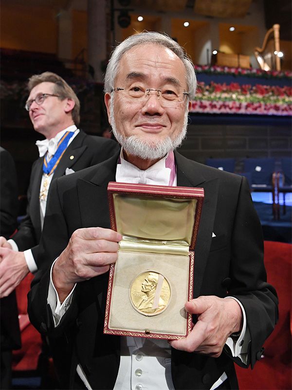 Почесний професор Токійського технологічного інституту Осумі Есінорі з пам'ятною медаллю Нобелівської премії в області фізіології і медицини після церемонії нагородження нобелівських лауреатів