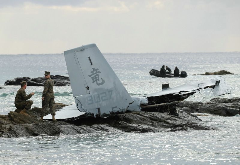 Руйнується в результаті екстреної посадки військово-транспортний конвертоплан морської піхоти США MV-22 Osprey