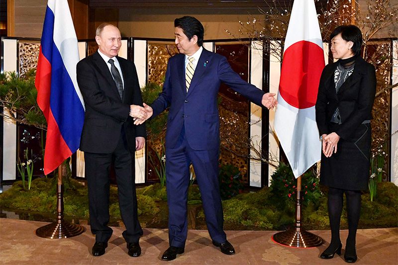 Прем'єр-міністр Японії Абе Сіндзо зустрічає президента Російської Федерації Володимира Путіна