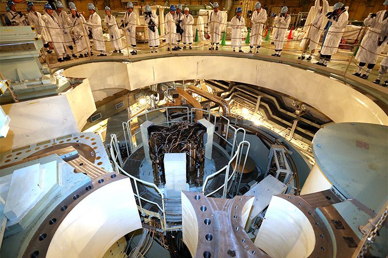 Верхня частина реактора-размножителя на швидких нейтронах «Мондзю», продемонстрована представникам ЗМІ 17 листопада 2015 року, префектура Фукуї, місто Цуруга (фотографія надана Jiji Press)