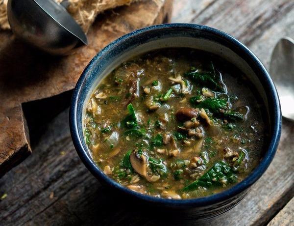 Подайте гарячий суп з часниковими грінками, прикрасивши свіжою зеленню кінзи