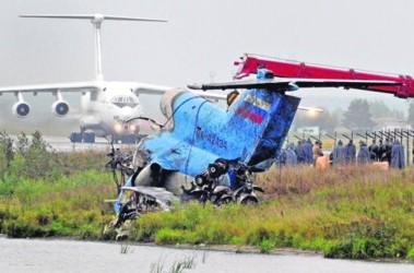 16 вересня 2011, 6:31 Переглядів:   Екіпаж Як-42 нібито допустив помилку блондинки - почав розбіг з не вимкненим стоянковим гальмом, фото AFP
