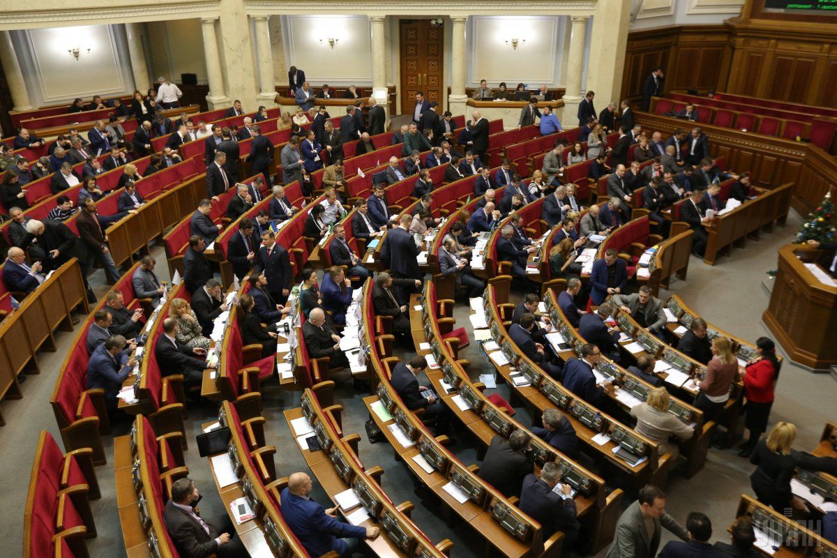 Парламент також закликає консолідувати тиск на Росію для початку постійного і прямого міжнародного моніторингу ситуації в Криму