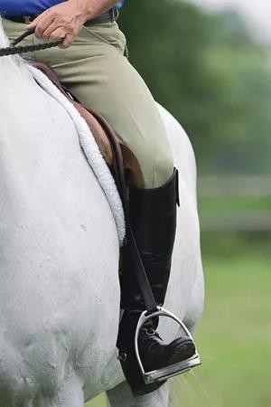 Це дозволить вашим шенкелями лежати на боках коня і контактувати з нею, забезпечуючи максимальну зв'язок і безпеку