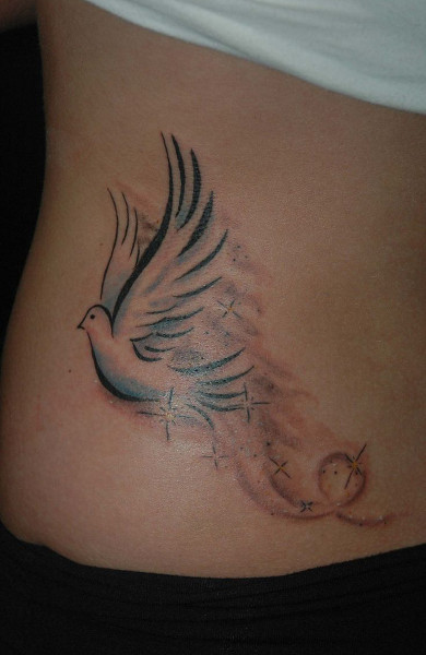 Татуювання голуба у дівчини