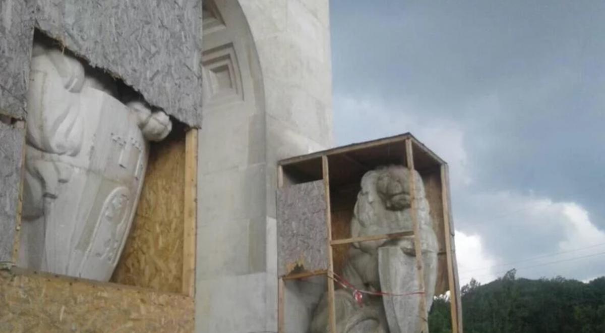 Відбулося судове засідання стосовно громадянина, затриманим у справі пошкодження щитів навколо скульптур левів на території польських військових поховань на Личаківському цвинтарі
