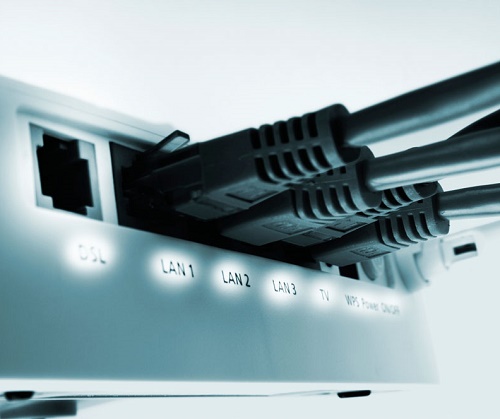 В порти «LAN» вставте коннектори шнурів від пристроїв   локальної мережі   (Комп'ютерів, ноутбуків, Smart TV)