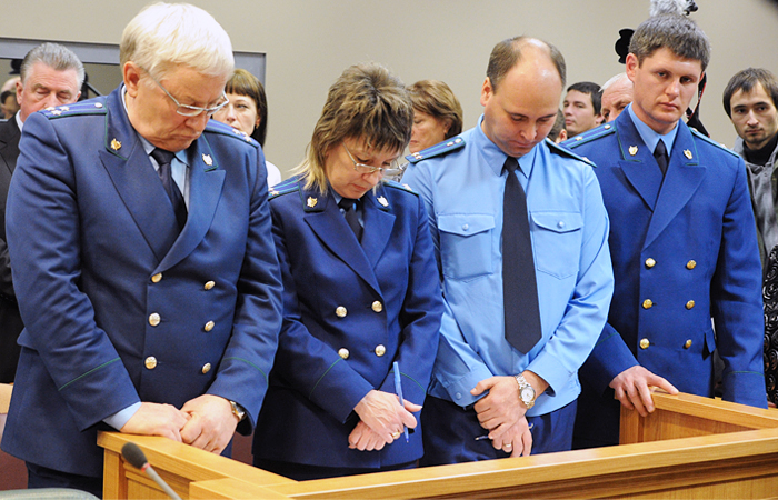 Справа стосовно лідера угруповання Сергія Цапка припинено в зв'язку з його смертю в СІЗО   Оголошення вироку у справі банди Цапка в Краснодарському суді в листопаді 2013 року