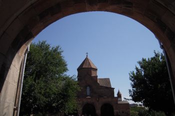 Спочатку коротко про історичний шлях і структурі Вірменської Апостольської Церкви
