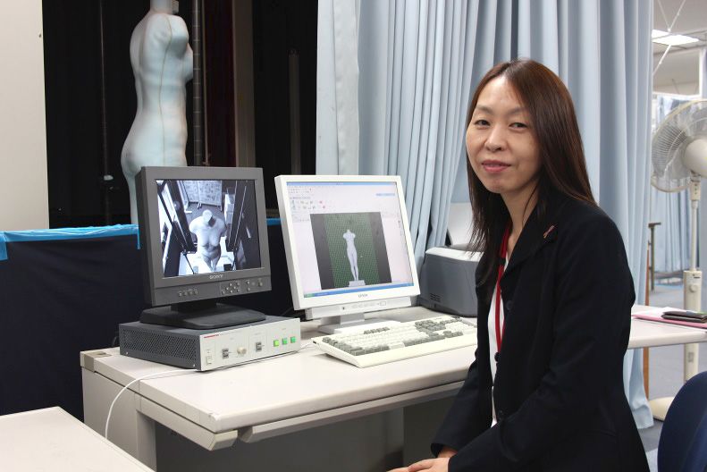 Дослідниця центру Сакамото Акіко обробляє дані на безконтактному тривимірному лазерному вимірювальному пристрої
