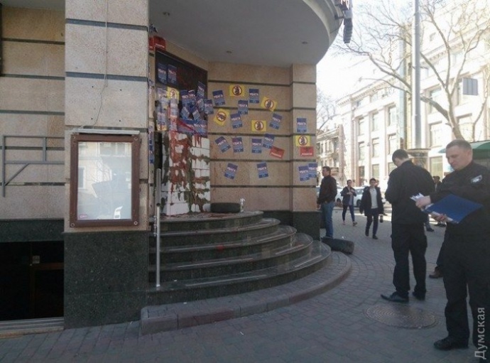 В Одессе активисты Автомайдана заложили пенобетонных блоков вход в отделение российского Альфа-банка на улице Пушкинской угол Малой Арнаутской