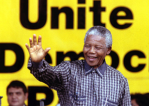 Колишній президент ПАР і лідер руху боротьби з апартеїдом Нельсон Мандела святкує в четвер свій 95-й день народження, все ще перебуваючи в лікарні   Фото: Reuters   Москва