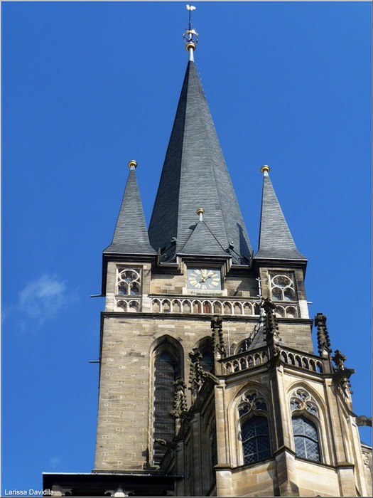 Із західного боку була прибудована висока, дуже витончена і одночасно монументальна вежа, а первісна шатровий дах капели була замінена високим ребристим куполом діаметром 14 метрів, увінчаним ліхтарем
