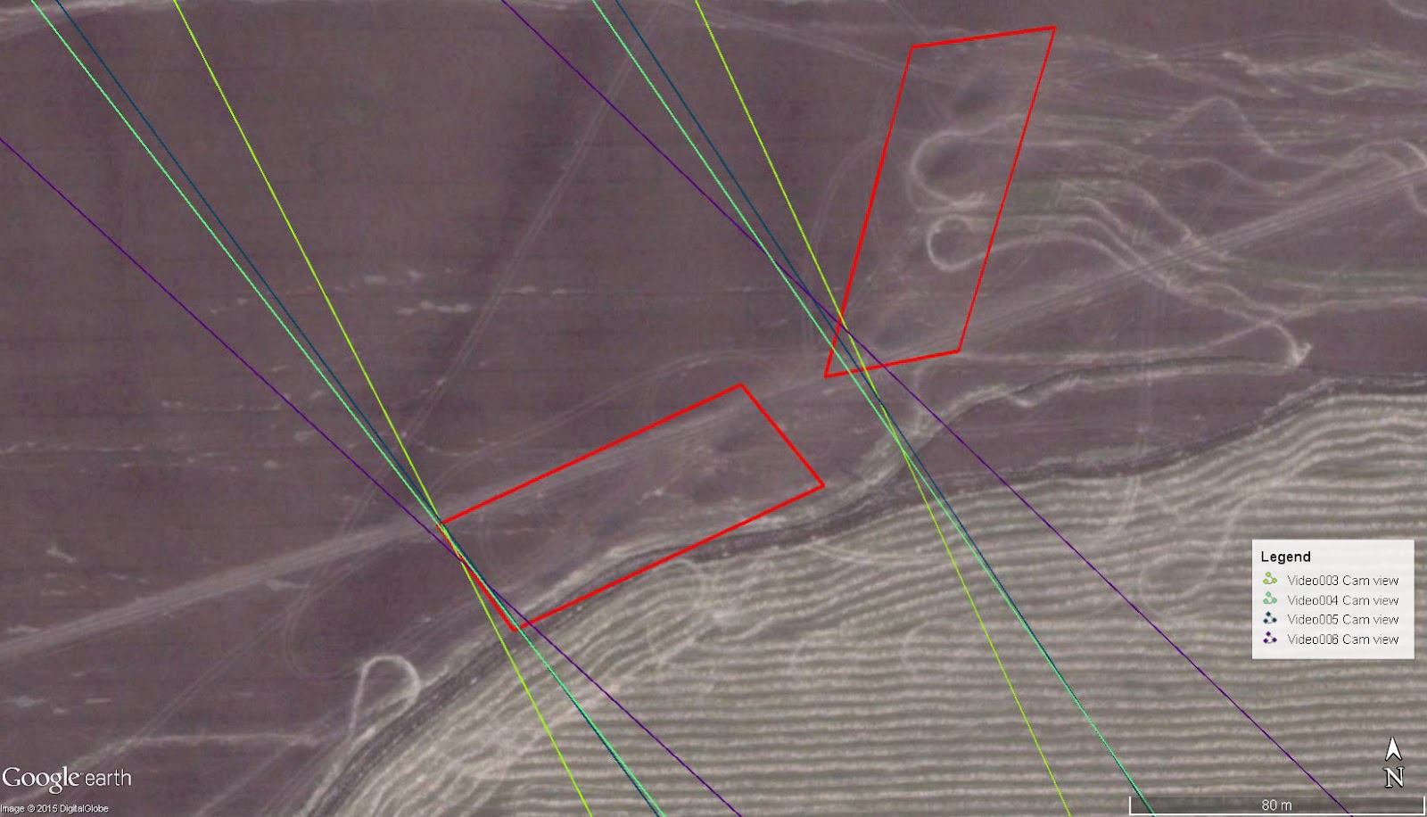 На супутниковому знімку нижче, знятому 8 серпня 2014 року, на перетині ліній ясно видно вигорілі плями на поле, що вказують на вогневі позиції