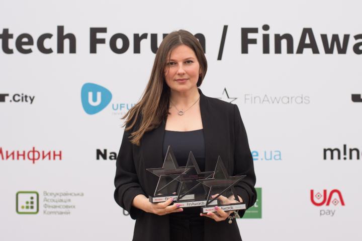 Три нагороди від FinAwards2018 зручно розташувалися в руках Христини Кармазіної, керівника e-commerce проектів ПриватБанку