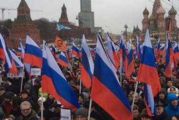 Під час мітингу прапор символізував протестну позицію учасників ходи по відношенню до військових дій на Південному Сході України