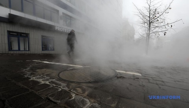 У Києві на вулиці Діловий, в центрі міста, сьогодні прорвало трубу з гарячим водопостачанням
