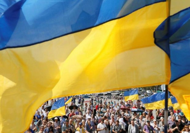 Деякі історики говорять про те, що спочатку використовувався жовто-блакитний прапор, проте інші вважають, що за часів УНР використовувалися обидва варіанти