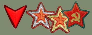 Знаками відмінності по військовим званням служили зірки різного кольору в петлицях і нарукавні знаки
