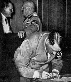 Гітлер на конференції в Мюнхені   Це вже само по собі дорівнювало зради