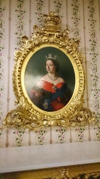 На стінах багато портретів Вікторії в юності, що, на мій погляд, дуже добре, бо при згадці її імені зазвичай спливає фотографія старої дами з підібраними губами
