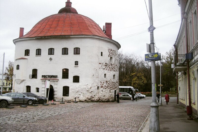 1) У даному репортажі ми відправимося в Старе місто Виборга із залишками колишнього комплексу шведських військових укріплень XV-XVI ст