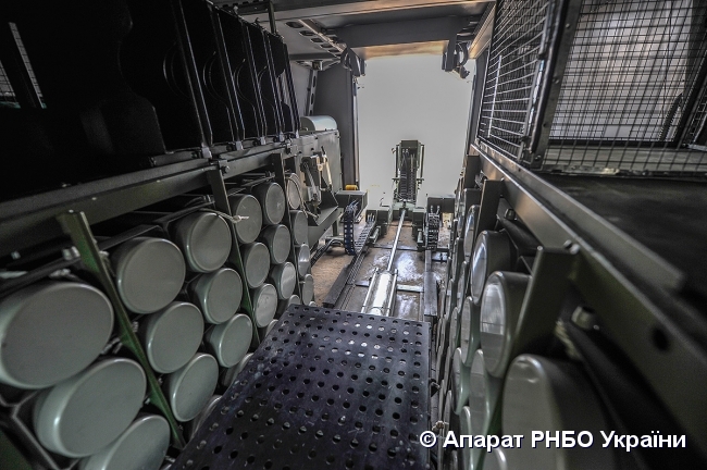 У боєкомплект комплексу «Барс-8ММК» входять 60 хв, екіпаж бойової машини складається з трьох чоловік
