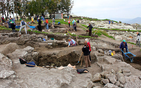 Всього на місці розкопок було знайдено більше 100 кістяків