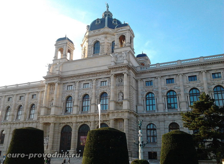 Чудовий будинок Naturhistorisches Museum в стилі італійського ренесансу поряд з Музеєм історії мистецтв прикрашають площу Марії Терезії