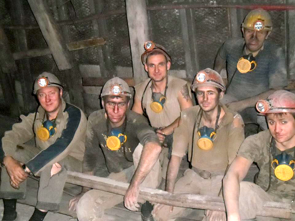 * Андрій Серебренников (крайній зліва) з гірниками шахти імені Засядька