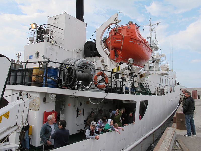 «Гіпаніс» - пасажирське судно, що забезпечує сполучення з портом Петропавловськ-Камчатський