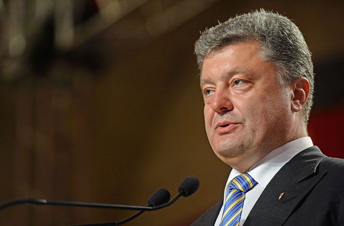 Фаворит президентських перегонів вважає, що операція проти Донецької і Луганської народних республік повинна і буде тривати годинник   Петро Порошенко