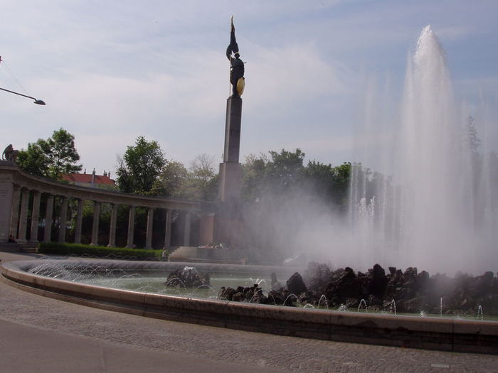 Перед пам'ятником б'є високий фонтан, влітку щедро освіжаючи все навколо