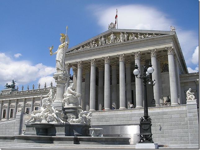 Парламент у Відні замаскований під античний храм