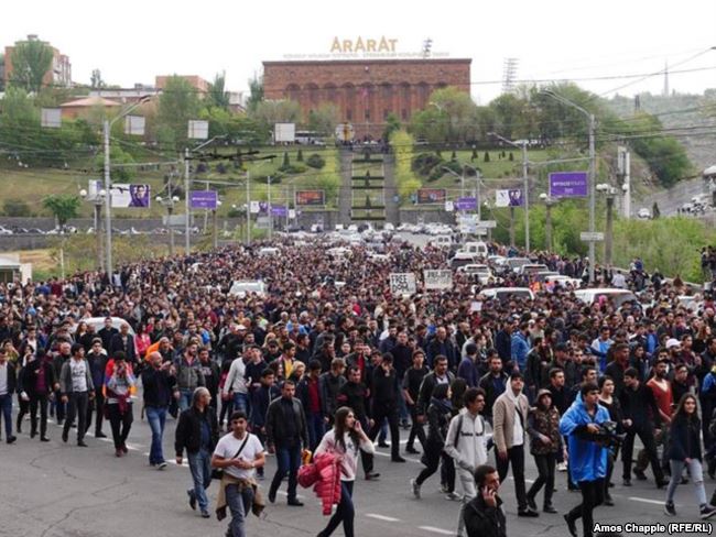Увечері 20 квітня на площі Республіки в Єревані відбувся мітинг