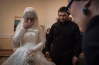 18 травня 2015 року, 13:13 Переглядів:   У Чечні видали заміж 17-річну дівчину за главу РВВС