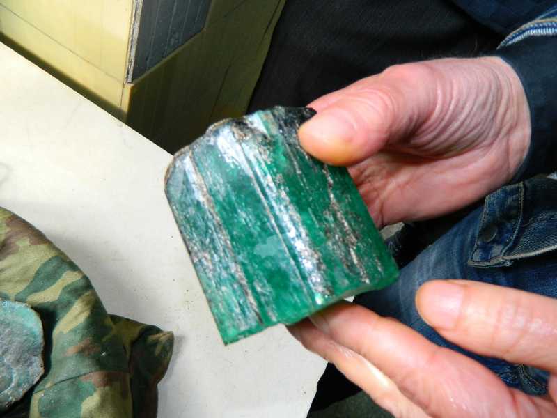 Середина 2012 року - Малишевське родовище приносить довгоочікуваний подарунок - смарагд, маса якого перевищує 635 гр
