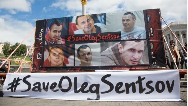 Правовласник ілюстрації UNIAN Image caption Плакат на підтримку Олега Сенцова, виставлений під час акції в його підтримку, Київ, 1 липня